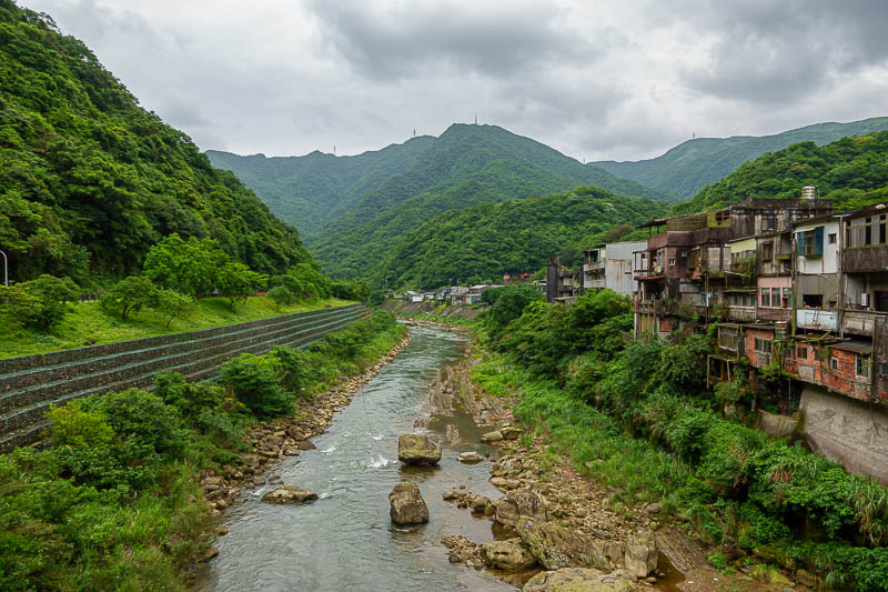 Taiwan-Keelung-Houtong-Jiufen-Hiking - I headed in this direction. The people living in the places on the right have a lot of confidence in flood levels.