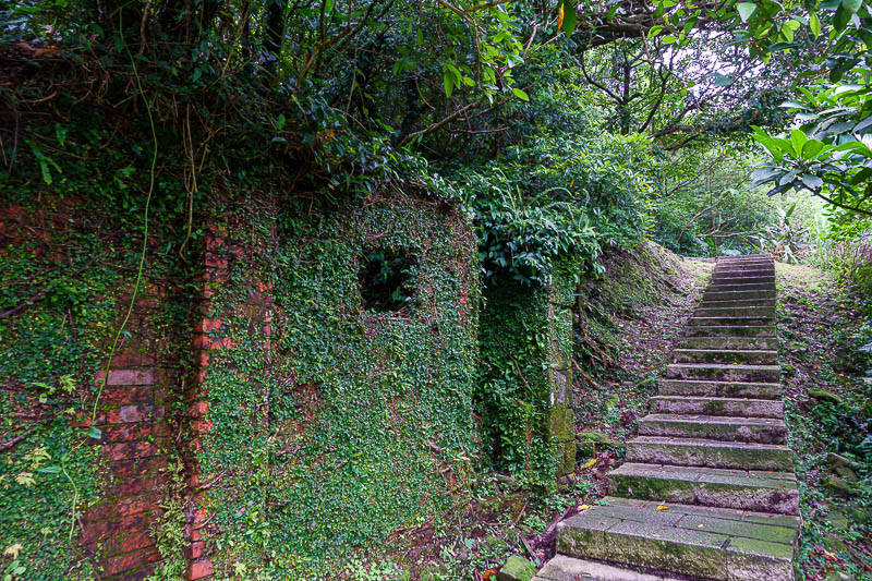 Taiwan-Keelung-Houtong-Jiufen-Hiking - There are many old abandoned places like this, I think the whole area was gold and then coal mining.