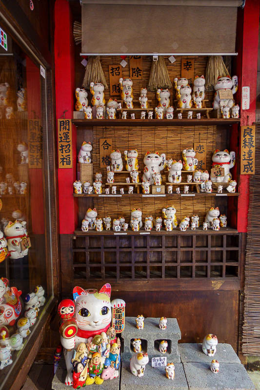 Taiwan-Keelung-Houtong-Jiufen-Hiking - More cats, porcelain variety.