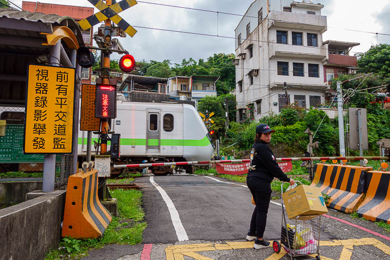 Taiwan for the 5th time - April and May 2023 - There are level crossings! This seems like a really really bad idea. They make the same noise as level crossings in Tokyo.