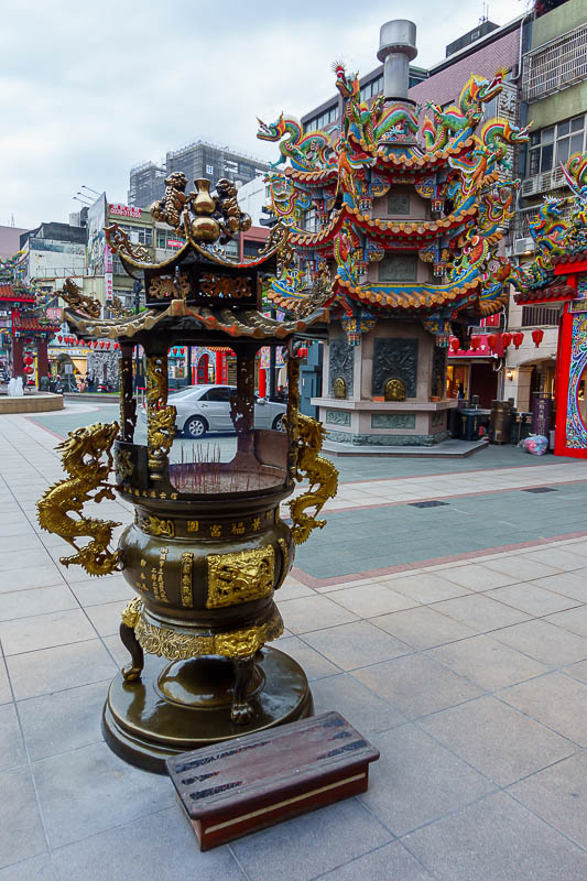 Taiwan for the 5th time - April and May 2023 - Earlier today at the end of my hike I took a photo of the incense burner. Here is another. Smoke is everywhere in Taiwan. A lot of shops burn paper of