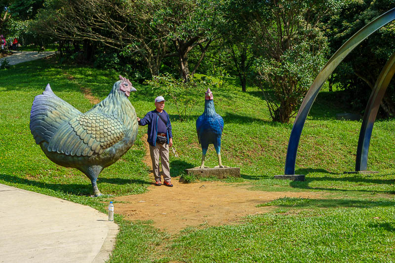 Taiwan-Keelung-Lovers lake-Danwulun Fort - A giant cock and a rooster statue.