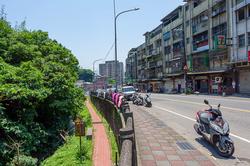 Taiwan-Keelung-Lovers lake-Danwulun Fort - Instead of swimming, you can cross the road and hang your washing out in the street. This was a feature for much of my long walk back to Keelung. Time