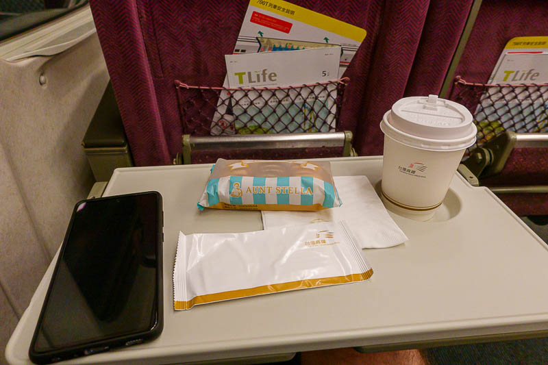 Taiwan-Keelung-Taichung-Train - But I did get a snack, lots of nice tiny cookies.