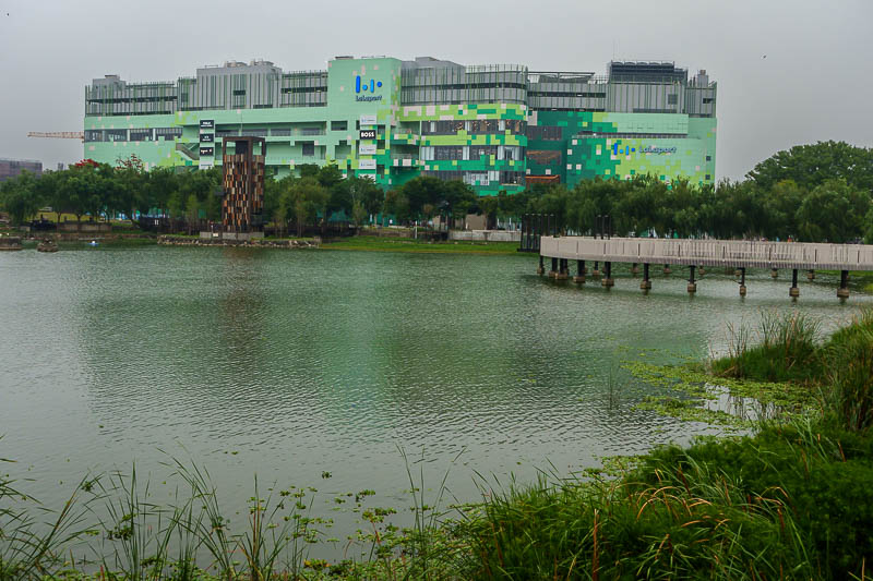 Taiwan-Taichung-Mall - There it is, Lalaport. Complete with a fake lake just like the giant one in the north of Tokyo.