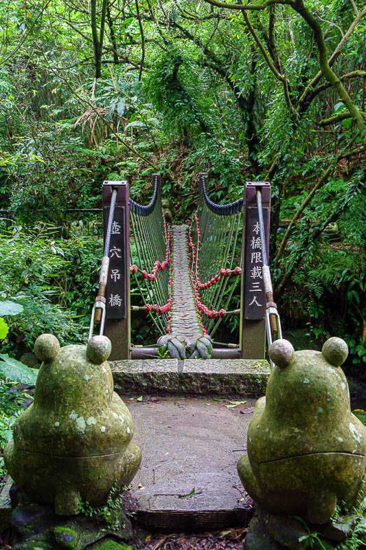 Taiwan-Taipei-Hiking-Maokong Trail - Giant cat statues guard the bridge to the area.